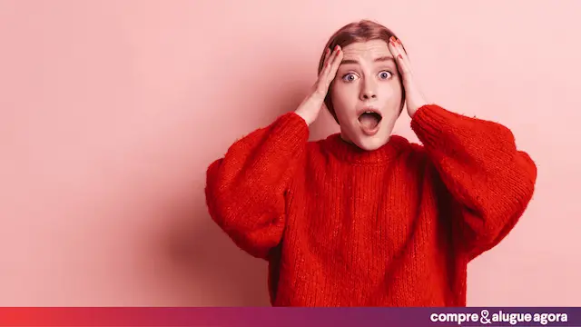 Garota segurando a cabeça com reação de assustada