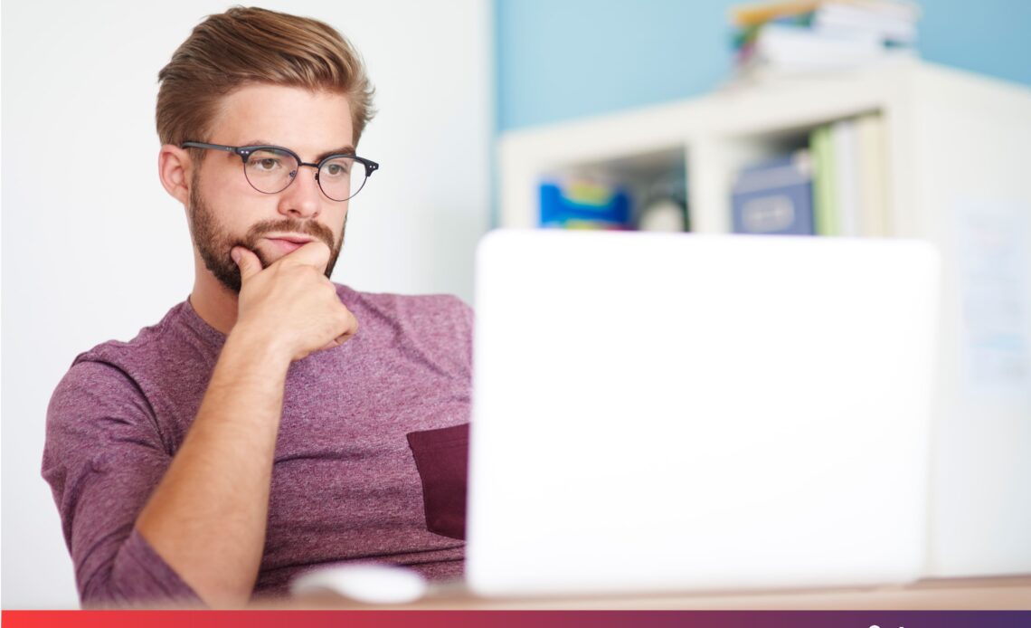 imagem de um homem branco em frete a um computador em um texto sobre o valor de cursos TTI